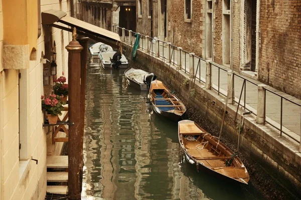 Boot park in venedig — Stockfoto