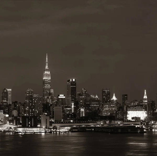 Манхэттен с городскими небоскребами — стоковое фото