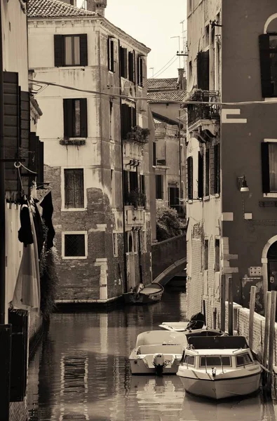 Kanal von Venedig mit Gebäuden — Stockfoto