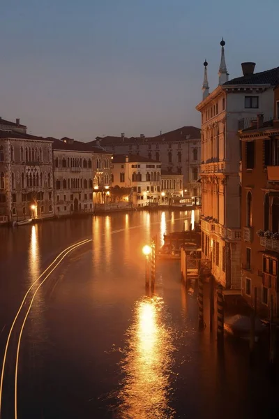 Canalul Veneția cu clădiri — Fotografie, imagine de stoc