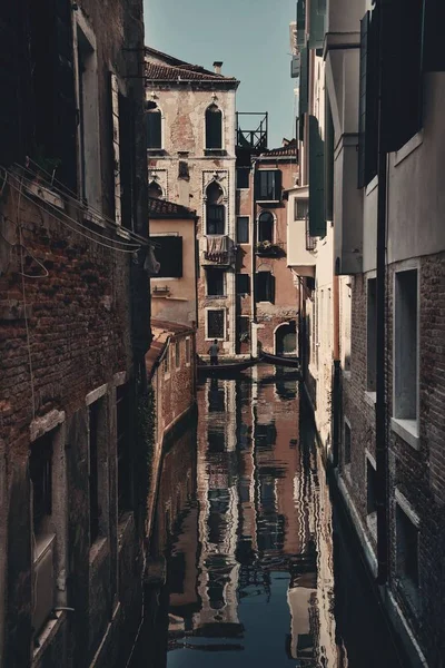 Venetië canal met gebouwen — Stockfoto