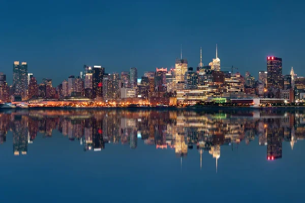 Manhattan med urban skyskrapor — Stockfoto