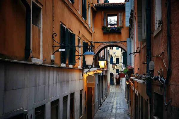 Alley in Venetië, Italië. — Stockfoto