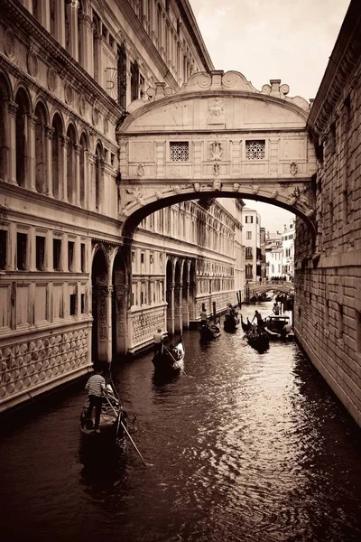 Gondola ride a történelmi épületek — Stock Fotó