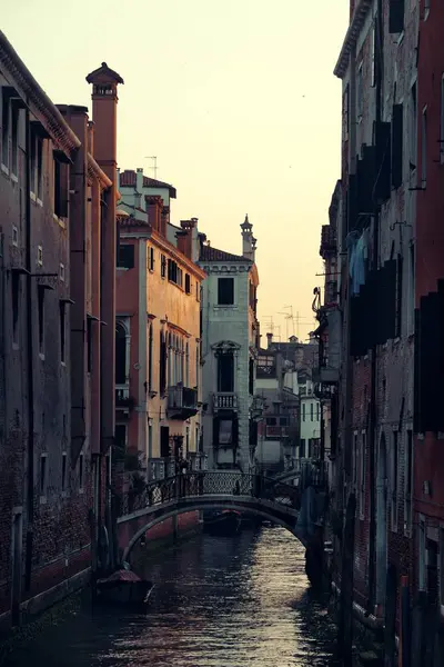 Canale di Venezia con edifici — Foto Stock