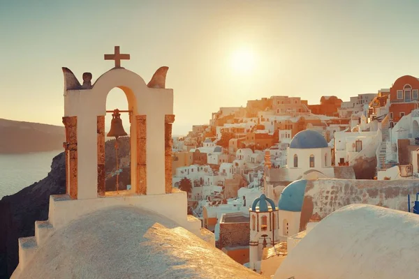 Santorini con edificios en Grecia . — Foto de Stock