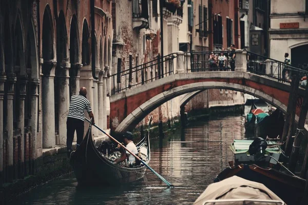 Canal de Veneza com edifícios — Fotografia de Stock