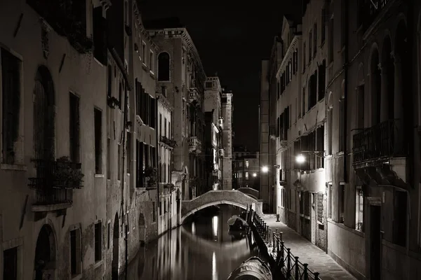 Canale di Venezia con edifici — Foto Stock