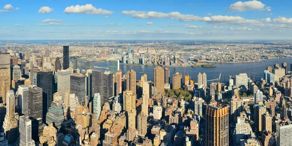 Manhattan con grattacieli urbani — Foto Stock