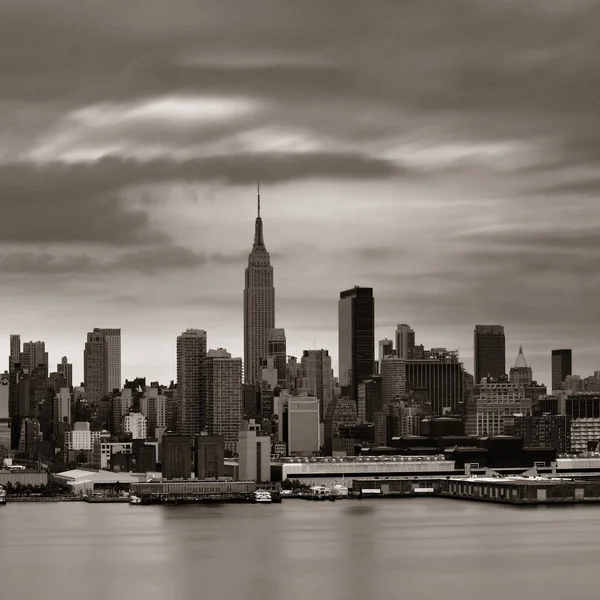 Manhattan con rascacielos urbanos —  Fotos de Stock