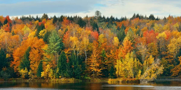 Sjön efter regn med reflektion — Stockfoto