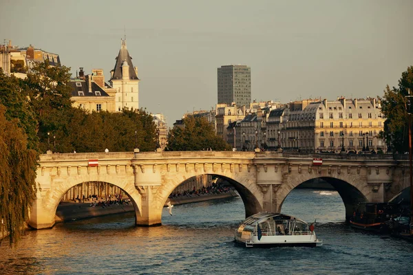 Сена в Париже — стоковое фото