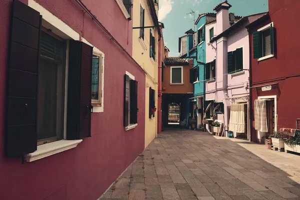 Burano barevné historické budovy — Stock fotografie