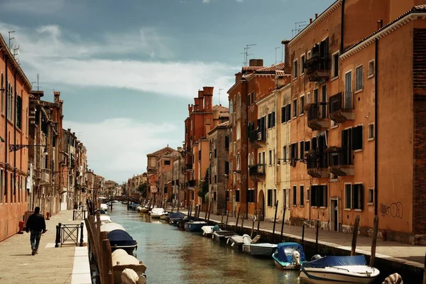 Canal de Veneza com edifícios — Fotografia de Stock