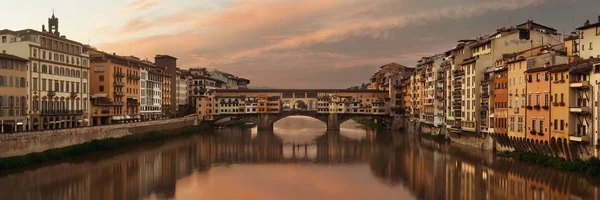 Ponte vecchio in florence Italië. — Stockfoto