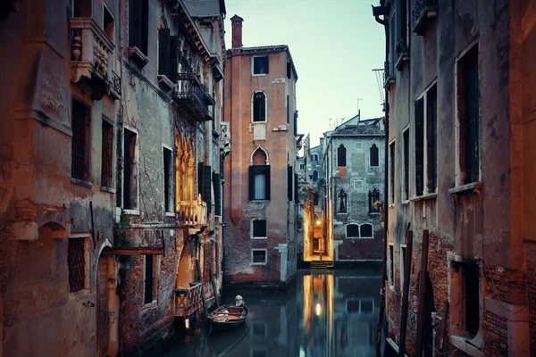 Benátský kanál s budovami — Stock fotografie