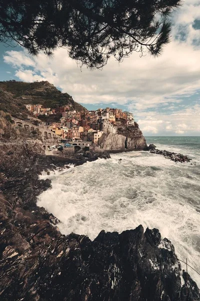 Manarola med bygninger i Cinque Terre – stockfoto