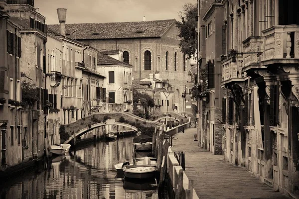 Canal de Venise avec bâtiments — Photo