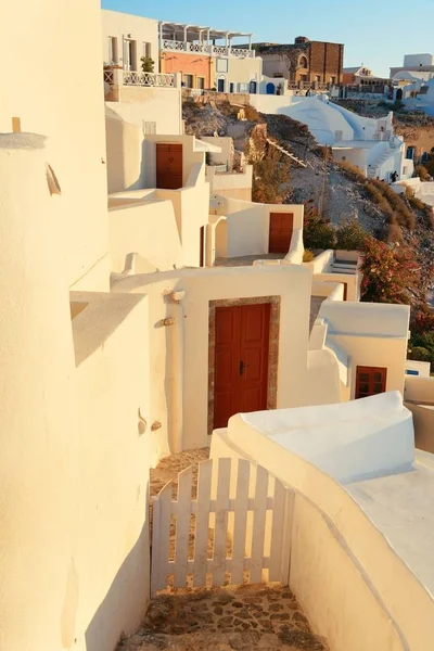 Santorini com edifícios na Grécia . — Fotografia de Stock