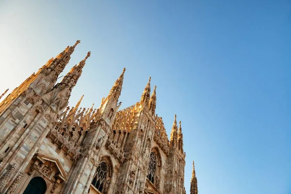 Catedral de Milão e escultura — Fotografia de Stock