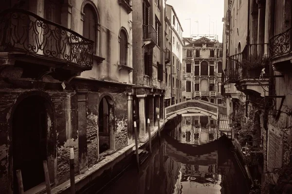 Venetië canal met gebouwen — Stockfoto