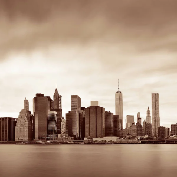 Manhattan mit städtischen Wolkenkratzern — Stockfoto