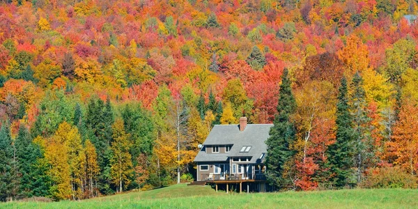 Farm house in countryside — Stock Photo, Image