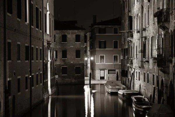 Canal de Venecia con edificios — Foto de Stock