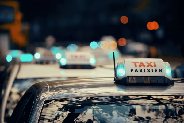 Paris sokakta taksi — Stok fotoğraf