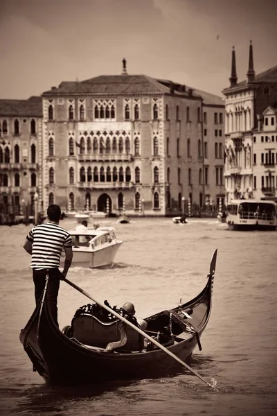 Gondel in kanaal in Venetië — Stockfoto