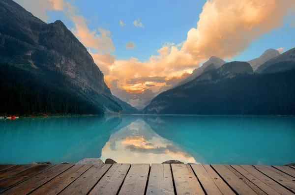 Lake na regen met reflectie — Stockfoto