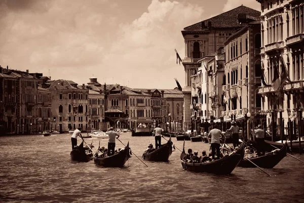 Gondole dans le canal de Venise — Photo