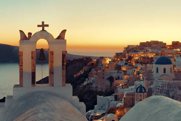 Santorini con edificios en Grecia . — Foto de Stock