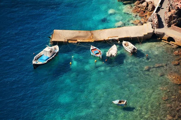 Santorini med byggnader i Grekland. — Stockfoto
