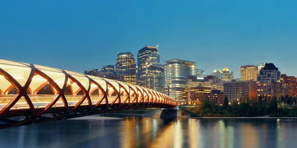Calgary mit Friedensbrücke — Stockfoto
