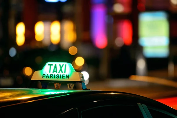 Paris sokakta taksi — Stok fotoğraf