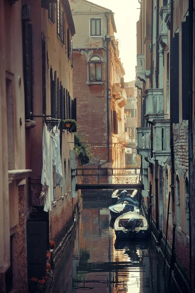 Canal de Veneza com edifícios — Fotografia de Stock