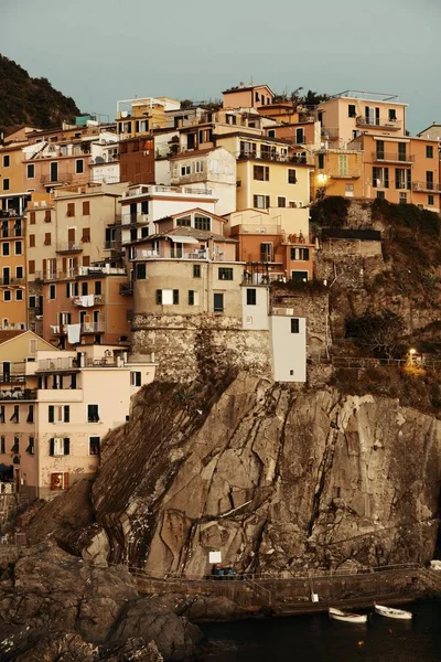 Manarola met gebouwen in Cinque Terre — Stockfoto