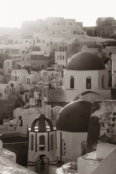 Santorini mit Gebäuden in Griechenland. — Stockfoto