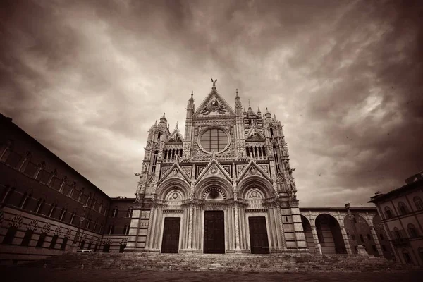 Catedral de Siena con edificios — Foto de Stock