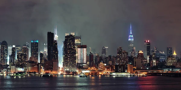 Manhattan mit städtischen Wolkenkratzern — Stockfoto