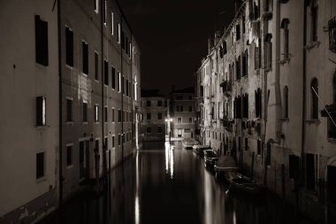 Venedik canal gece