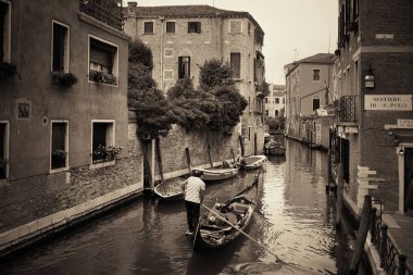 Venedik canal gondol