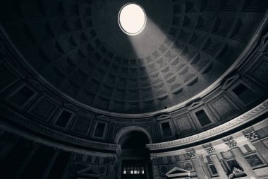 Pantheon iç ışık demeti ile