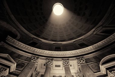 Pantheon iç ışık demeti ile