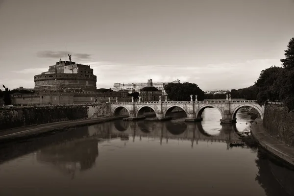 Кастель Сант-Анджело та річки Тибр Рим — стокове фото