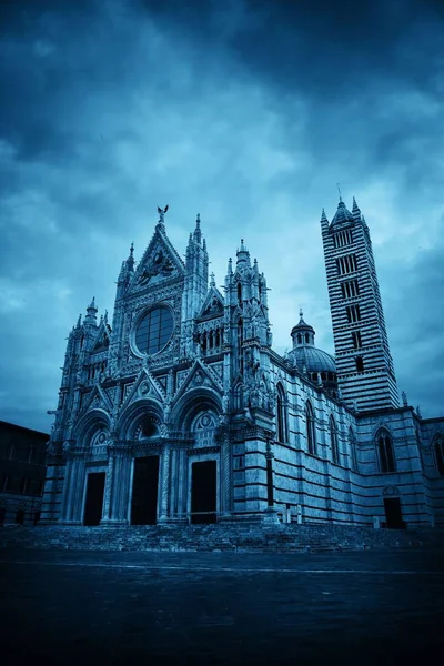 Catedral de Siena em um dia nublado — Fotografia de Stock