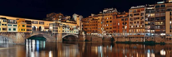 Florens Ponte Vecchio panorama natt — Stockfoto