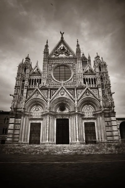 Kathedraal van Siena in een bewolkte dag — Stockfoto