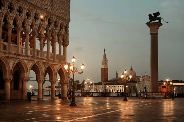 Площі Венеції St позначки вночі — стокове фото